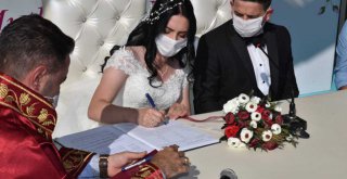 Sağlık çalışanı çiftin düğününde sahne aldı