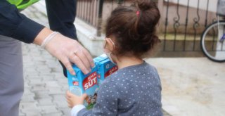 Halk Süt paketleri çocuklarla buluşuyor