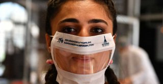 İzmir’de işitme engelliler için şeffaf maske üretiliyor