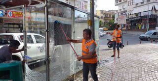 ALANYA'DA OTOBÜS DURAKLARI TEMİZLENİYOR