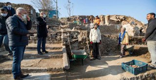 Başkan Soyer Smyrna Antik Tiyatrosu’ndaki kazı çalışmalarını inceledi