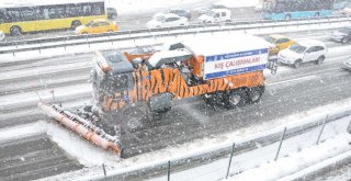 İBB EKİPLERİNDEN KAR VE BUZLANMAYA ANINDA MÜDAHALE