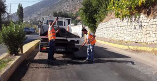 BÜYÜKŞEHİR, FİNİKE'DE YOL ONARIMLARI GERÇEKLEŞTİRDİ