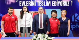 İSTANBUL BBSK, DÜNYA ŞAMPİYONLARINA EVLERİNİ TESLİM ETTİ