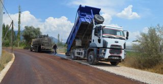 BÜYÜKŞEHİR'DEN ELMALI AKÇAY-AFŞAR GRUP YOLUNDA SATHİ ASFALT ÇALIŞMASI