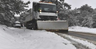 İzmir Büyükşehir Belediyesi ekipleri kapanan yolları trafiğe açtı