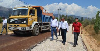 BÜYÜKŞEHİR'DEN ELMALI AKÇAY-AFŞAR GRUP YOLUNDA SATHİ ASFALT ÇALIŞMASI