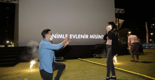 BİNLERCE ANTALYALI SAHİLDE SİNEMA KEYFİ YAŞADI