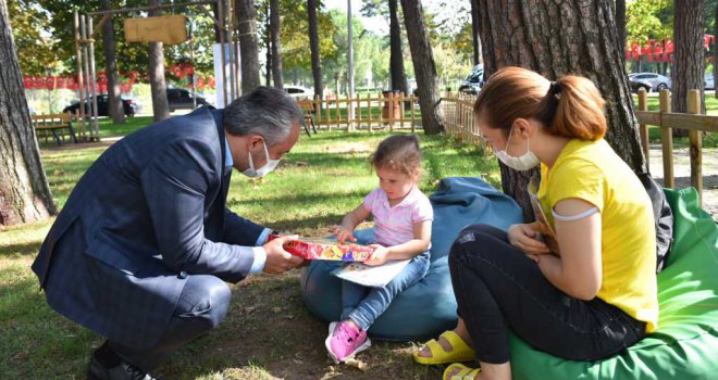 Başkan Aktaş'la açık havada kitap buluşması