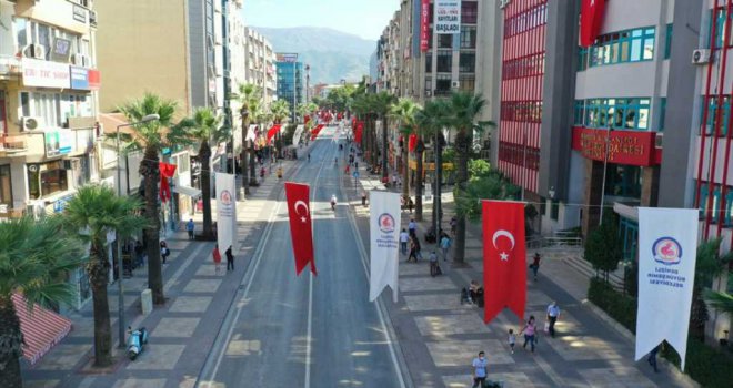 Büyükşehir, Denizli'yi bayraklar ile donattı