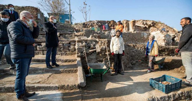 Başkan Soyer Smyrna Antik Tiyatrosu’ndaki kazı çalışmalarını inceledi