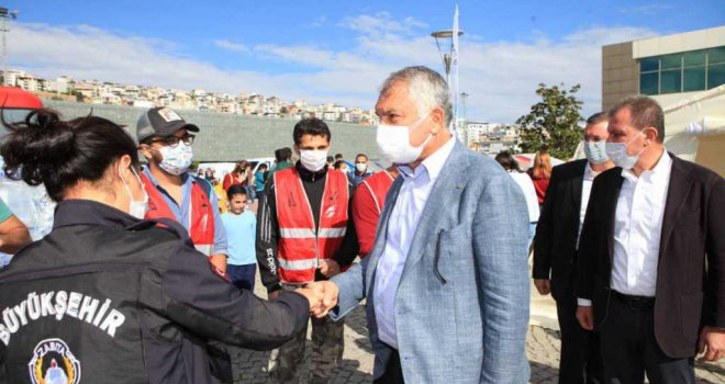 Zeydan Karalar, 'İzmir'de siyaset yok, yaraları sarma, acıları paylaşma var.'