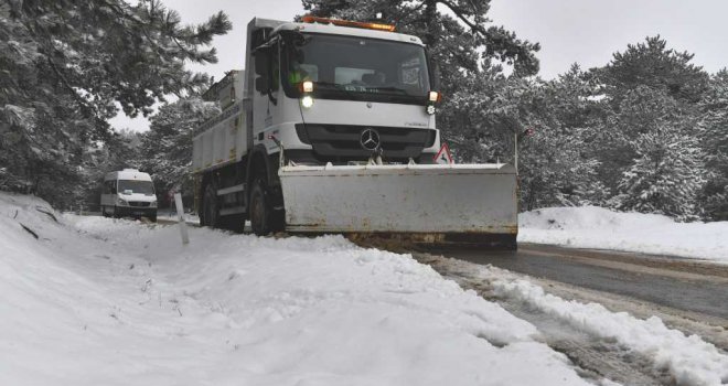 İzmir Büyükşehir Belediyesi ekipleri kapanan yolları trafiğe açtı