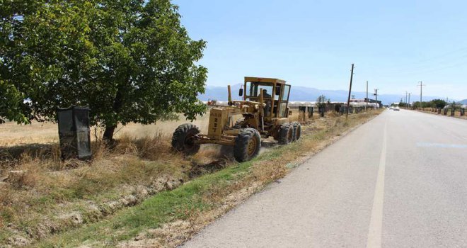 ELMALI'DA YOLLARA KIŞ ÖNCESİ BAKIM