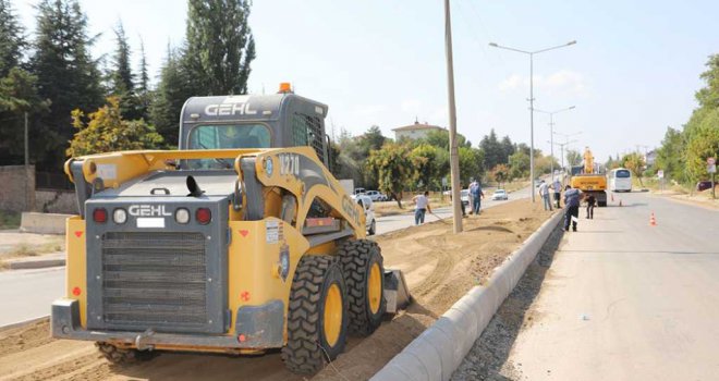 CUMHURİYET BULVARI’NDA ORTA REFÜJ YENİLENİYOR