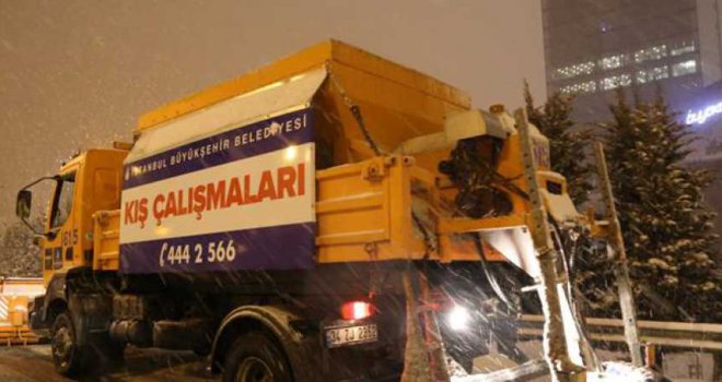 İBB, SABAH BASTIRAN KARDA YOLLARI AÇIK TUTMAK İÇİN YOĞUN ÇALIŞTI