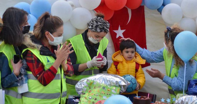 Minik depremzedeye doğum günü sürprizi