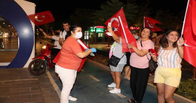 BÜYÜKŞEHİR ANTALYA'YI TÜRK BAYRAĞI İLE DONATIYOR