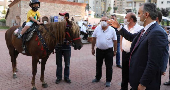 Çocuklar spor yaparak eğleniyor