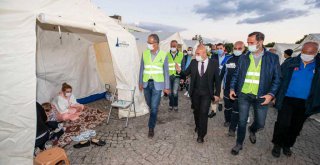 Başkan Soyer depremzedeleri yalnız bırakmıyor