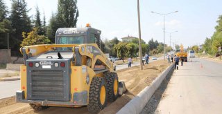 CUMHURİYET BULVARI’NDA ORTA REFÜJ YENİLENİYOR